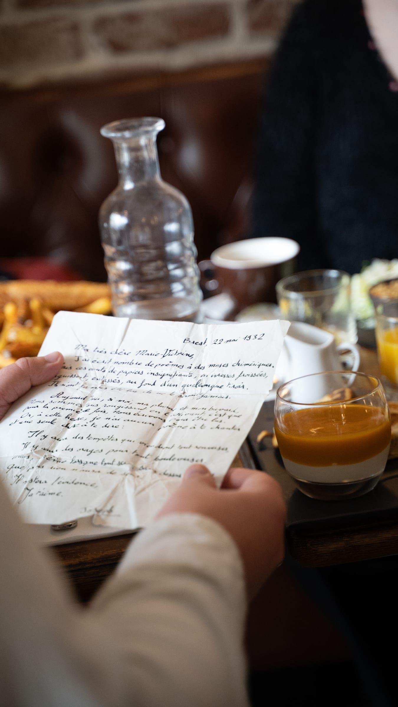 Entre les mains d'un spectateur, une lettre manuscrite ancienne, accessoire d'un tour narratif joué à table