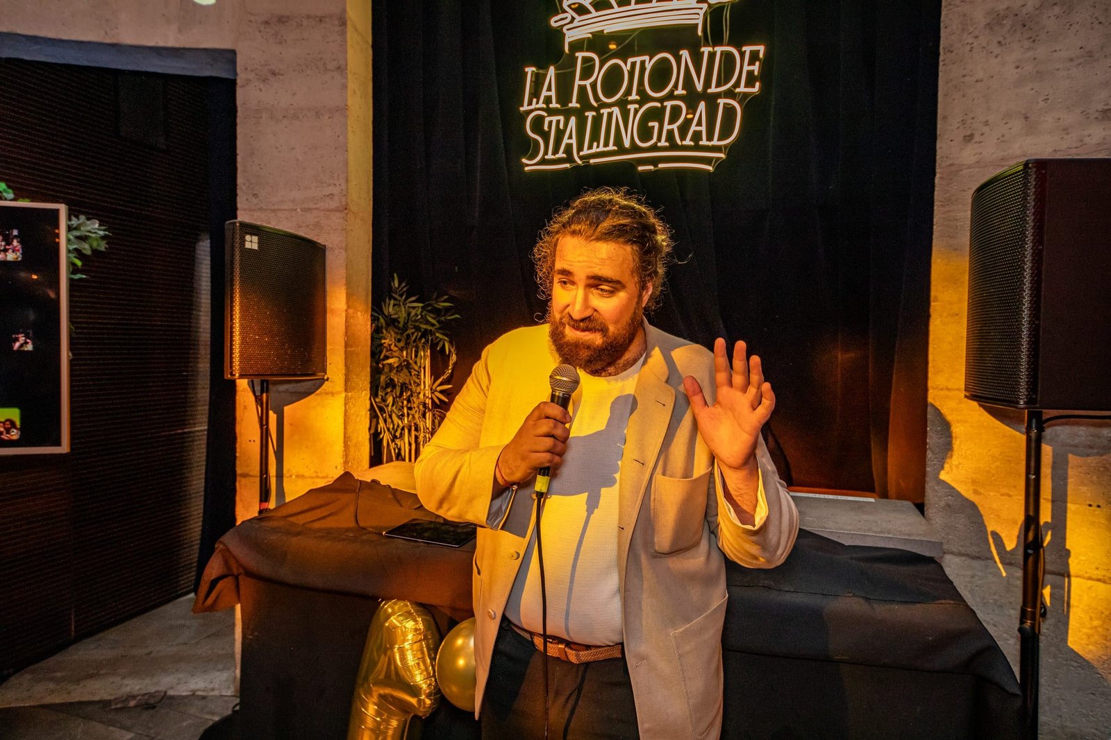 Yannis Trophardy au micro, sous l'enseigne de La Rotonde Stalingrad